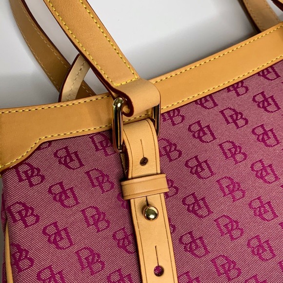 Dooney & Bourke Signature Pink Canvas Medium Slim Pouch DB Logo New without Tag - Picture 5 of 8